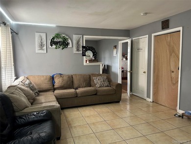 Bright & cheery 5 bedroom, 2 1/2 bath Hi-ranch tucked away in - photo 6