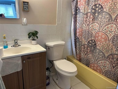 Bright & cheery 5 bedroom, 2 1/2 bath Hi-ranch tucked away in - photo 7