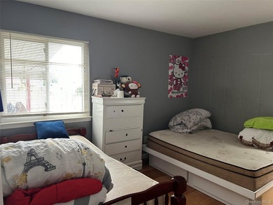 Bright & cheery 5 bedroom, 2 1/2 bath Hi-ranch tucked away in - photo 8