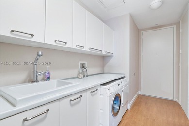 Turnkey, professionally designed 2-bedroom + den, 2.5-bath - photo 25