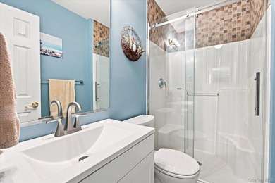 Impeccably maintained and better than new, this updated - photo 18