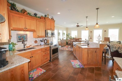 Discover exceptional space and amenities in this impressive - photo 24