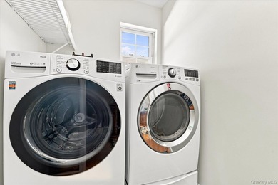 Impeccably maintained and better than new, this updated - photo 28