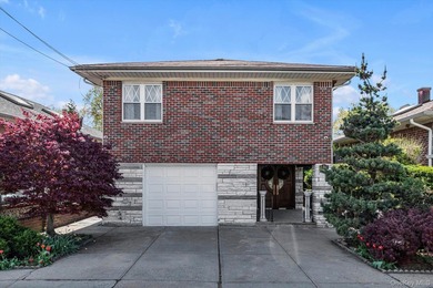 This charming 1 family home in Whitestone offers 3 bedrooms and - photo 1