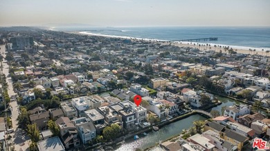 Life here in the Venice Canals is simply better! Just walking - photo 14