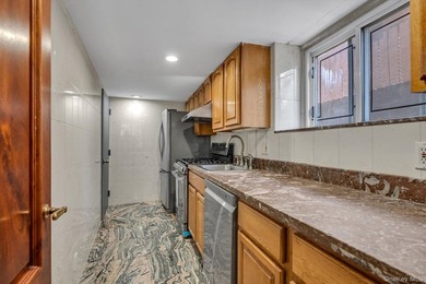 This charming 1 family home in Whitestone offers 3 bedrooms and - photo 4