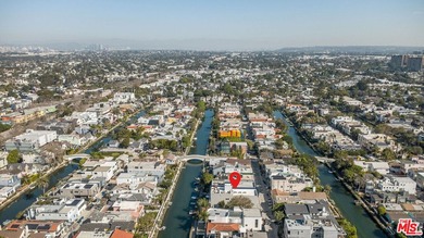 Life here in the Venice Canals is simply better! Just walking - photo 24