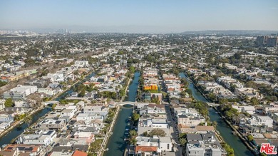 Life here in the Venice Canals is simply better! Just walking - photo 25