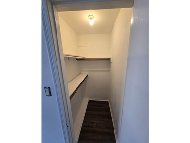 Beautiful, newly renovated 3 bed, 3 bath home with private - photo 6