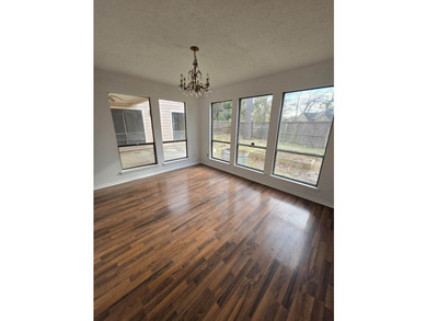 Beautiful, newly renovated 3 bed, 3 bath home with private - photo 7