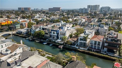 Life here in the Venice Canals is simply better! Just walking - photo 29