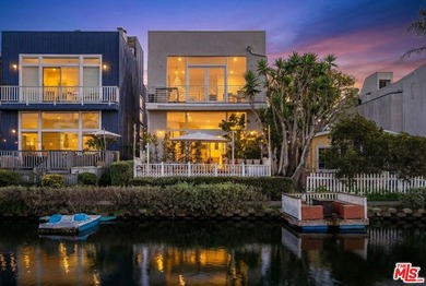 Life here in the Venice Canals is simply better! Just walking - photo 31