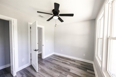 Turnkey and fully renovated! Welcome to 402 Rue Max St., a - photo 6