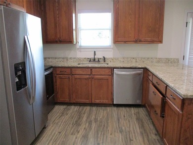 Bright, Clean and Move in Ready. Open floor plan, beautiful - photo 12