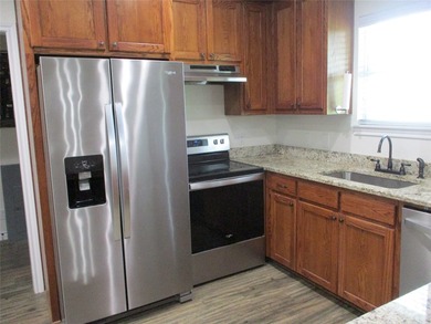 Bright, Clean and Move in Ready. Open floor plan, beautiful - photo 13