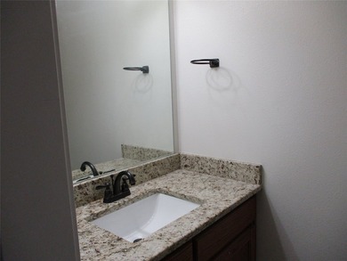 Bright, Clean and Move in Ready. Open floor plan, beautiful - photo 14
