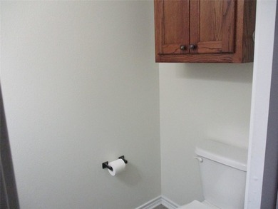 Bright, Clean and Move in Ready. Open floor plan, beautiful - photo 15
