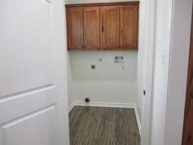 Bright, Clean and Move in Ready. Open floor plan, beautiful - photo 16