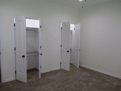 Bright, Clean and Move in Ready. Open floor plan, beautiful - photo 17