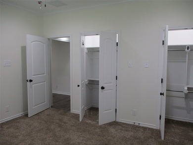 Bright, Clean and Move in Ready. Open floor plan, beautiful - photo 18