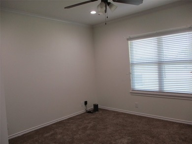 Bright, Clean and Move in Ready. Open floor plan, beautiful - photo 19