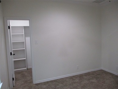 Bright, Clean and Move in Ready. Open floor plan, beautiful - photo 20