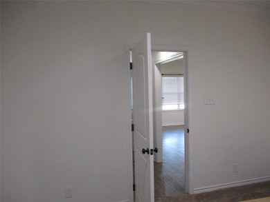 Bright, Clean and Move in Ready. Open floor plan, beautiful - photo 21