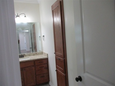 Bright, Clean and Move in Ready. Open floor plan, beautiful - photo 22