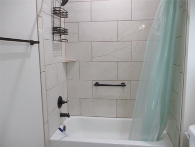 Bright, Clean and Move in Ready. Open floor plan, beautiful - photo 23