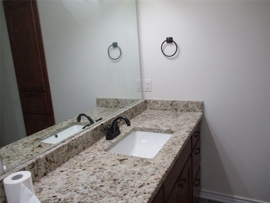 Bright, Clean and Move in Ready. Open floor plan, beautiful - photo 24