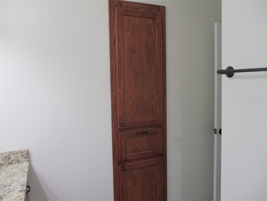 Bright, Clean and Move in Ready. Open floor plan, beautiful - photo 25