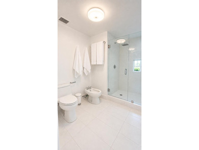 This bright, spacious, and beautiful 4-bedroom, 4-bathroom - photo 14
