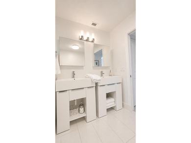 This bright, spacious, and beautiful 4-bedroom, 4-bathroom - photo 15
