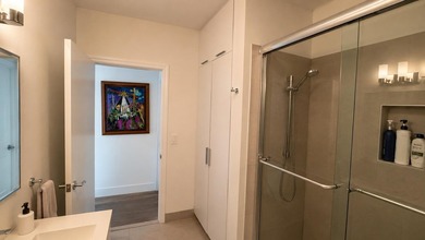 This bright, spacious, and beautiful 4-bedroom, 4-bathroom - photo 22