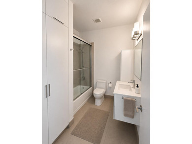 This bright, spacious, and beautiful 4-bedroom, 4-bathroom - photo 23