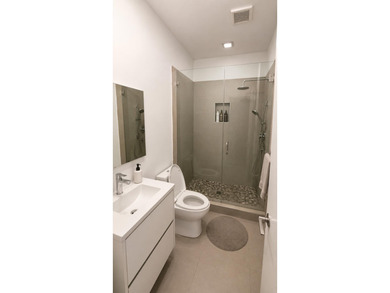 This bright, spacious, and beautiful 4-bedroom, 4-bathroom - photo 26