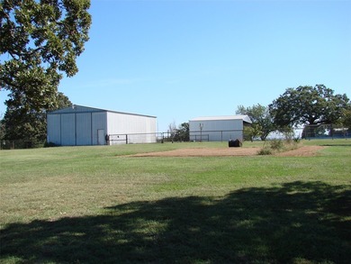 On 37 acres of pasture, with two ponds and mature trees - photo 3