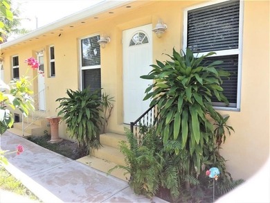Updated Duplex in the heart of Hollywood! Centrally located just - photo 3