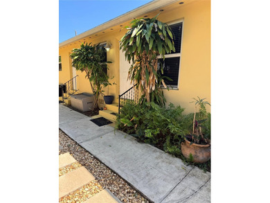 Updated Duplex in the heart of Hollywood! Centrally located just - photo 5