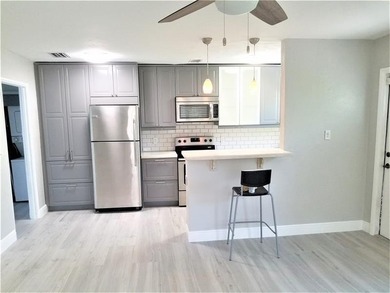 Updated Duplex in the heart of Hollywood! Centrally located just - photo 10