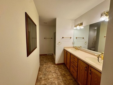 Welcome to your Northwoods retreat, perfectly positioned in the - photo 21