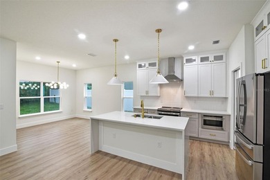 Beautifully designed 3-bedroom + BONUS ROOM, 2.5-bath home with - photo 22