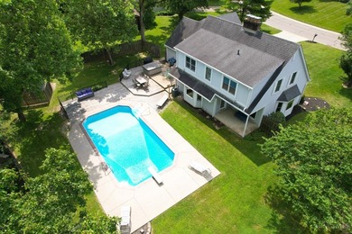 Lovely maintained by its original owners, this 1965 sq ft home - photo 2