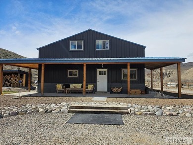 This custom-built Barn dominium on 1.5 acres of fully fenced - photo 1