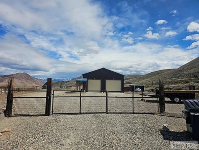 This custom-built Barn dominium on 1.5 acres of fully fenced - photo 4