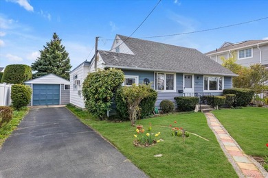 Welcome to your home in Massapequa Shores! Nestled on a - photo 1