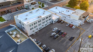 The Wellington is a fully renovated 27-unit apartment building - photo 2