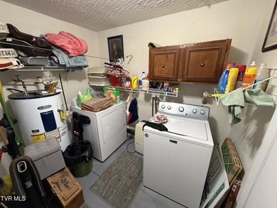 Discover this spacious 3-level home featuring 3 bedrooms, 2.5 - photo 11