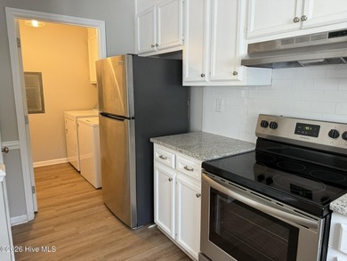 Welcome home to this beautifully refreshed 2-bedroom, 3-bathroom - photo 5