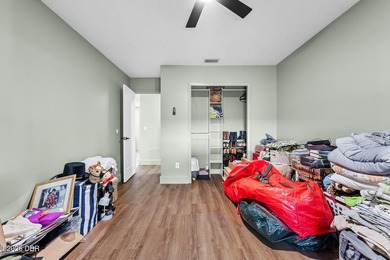 Completely renovated and move-in ready! This stunning 4-bedroom - photo 31
